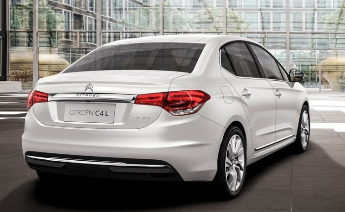 Apesar de semelhante, a lateral do C4 L é ligeiramente diferente de sua versão hatch. Da coluna "B" central até a traseira, o desenho é exclusivo

VEJA TAM...